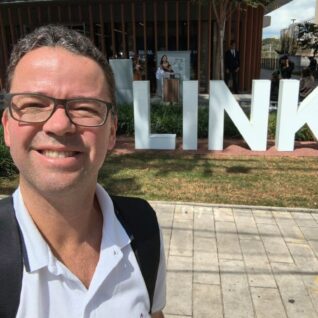 Futago participa de aula sobre inteligência artificial na indústria na Link School Leonardo Azevedo, cofundador da Futago Tecnologia, apresentou uma aula para alunos de administração Ontem (01), Leonardo Azevedo, cofundador da Futago Tecnologia e engenheiro de computação pela Unicamp com mais de 10 anos de experiência na criação de empresas, teve a satisfação de compartilhar com os alunos de graduação de Administração da Link School of Business a experiência em inteligência artificial aplicada à indústria. A conversa também abriu espaço para reflexões sobre empreendedorismo e inovação, fundamentais para a formação de futuros profissionais. “Agradeço demais pelo convite do Andrei Golfeto, MSc., representando a NVIDIA - que tem pautado a disciplina com empresas inovadoras no uso da IA, à Monica Evangelista da Link e ao Rychard Guedes, professor da disciplina, pelo convite e gentileza da recepção”, afirma o profissional. Na Futago, acreditamos que o diálogo com universidades e jovens talentos é essencial para impulsionar o ecossistema de tecnologia e preparar o mercado para os desafios da Indústria 4.0.