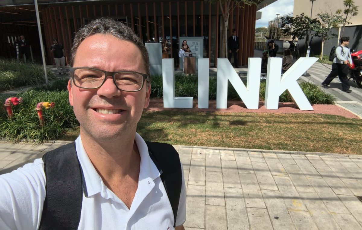 Futago participa de aula sobre inteligência artificial na indústria na Link School Leonardo Azevedo, cofundador da Futago Tecnologia, apresentou uma aula para alunos de administração Ontem (01), Leonardo Azevedo, cofundador da Futago Tecnologia e engenheiro de computação pela Unicamp com mais de 10 anos de experiência na criação de empresas, teve a satisfação de compartilhar com os alunos de graduação de Administração da Link School of Business a experiência em inteligência artificial aplicada à indústria. A conversa também abriu espaço para reflexões sobre empreendedorismo e inovação, fundamentais para a formação de futuros profissionais. “Agradeço demais pelo convite do Andrei Golfeto, MSc., representando a NVIDIA - que tem pautado a disciplina com empresas inovadoras no uso da IA, à Monica Evangelista da Link e ao Rychard Guedes, professor da disciplina, pelo convite e gentileza da recepção”, afirma o profissional. Na Futago, acreditamos que o diálogo com universidades e jovens talentos é essencial para impulsionar o ecossistema de tecnologia e preparar o mercado para os desafios da Indústria 4.0.