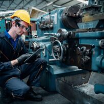 Como inconsistências nos registros de manutenção distorcem dados e comprometem a análise de causa raiz, e como evitar isso?