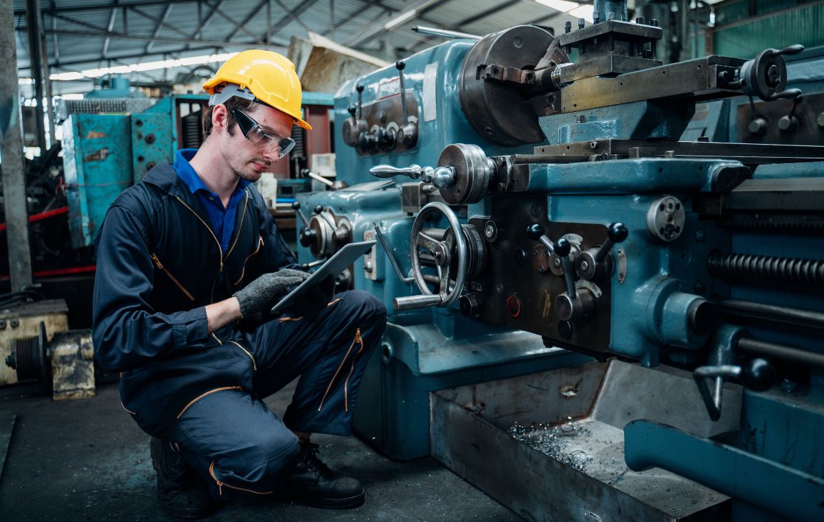 Como inconsistências nos registros de manutenção distorcem dados e comprometem a análise de causa raiz, e como evitar isso?