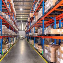 Descubra como organizar seu estoque de peças de reposição, reduzir duplicidades e aumentar a eficiência da manutenção industrial