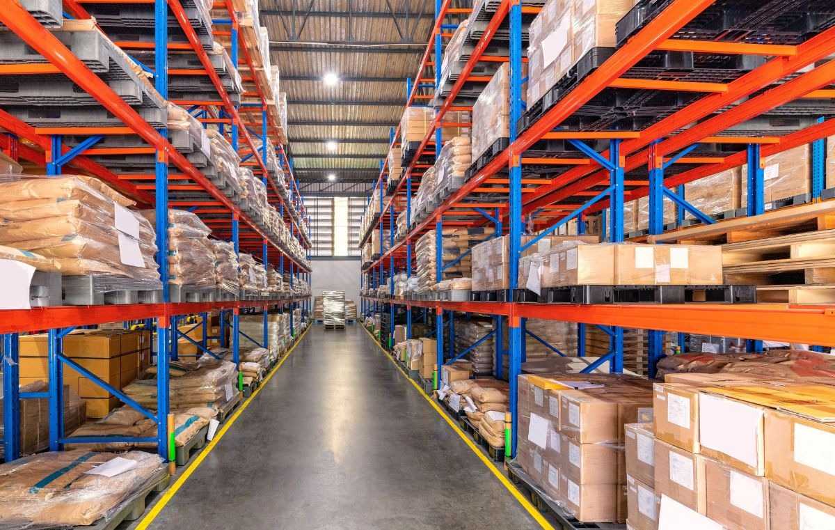 Descubra como organizar seu estoque de peças de reposição, reduzir duplicidades e aumentar a eficiência da manutenção industrial