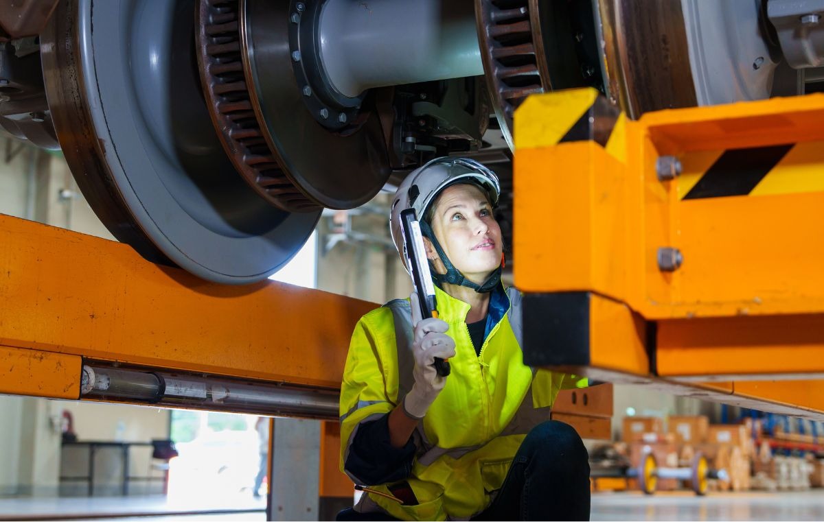 O ouro escondido nas observações da manutenção industrial: como a IA revela padrões que tabelas não mostram